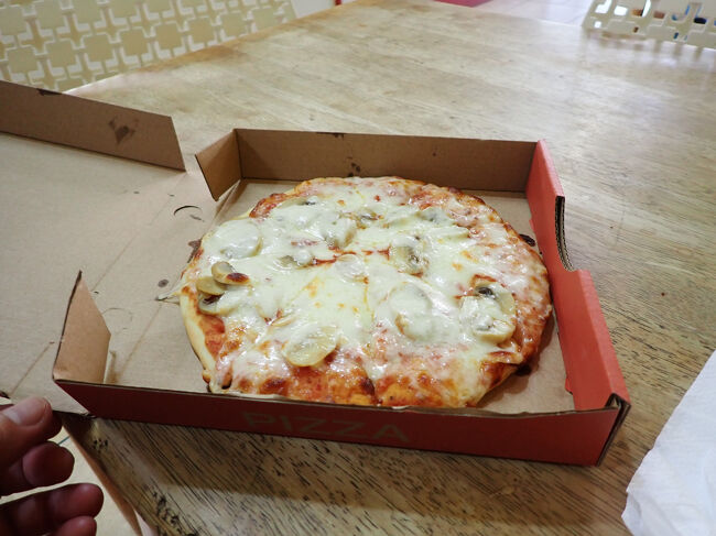 マッシュルームピザのスモールを頼んだ<br />２０EC＄なので１０US＄を渡してお釣りをくれるように言ったけど、ダメだという<br />１０US＄＝２７EC＄なんだけど、両替は出来ない的な事を言われた<br />