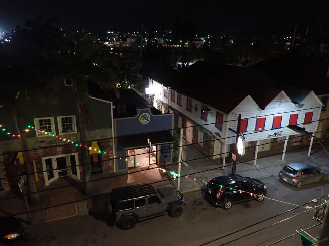 夕暮れになると街からすっかり人が居なくなる<br />で、ディナーが食べられるような店も無い