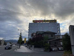 宿泊は「スーパーホテル山形駅西口 花笠の湯」。駅から歩いて５～１０分くらいでしょうか。天然温泉があるということで選びました。料金もリーズナブル。