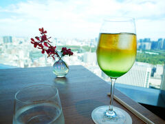 これは去年Nちゃんとプリンスギャラリーでランチしたときの画像。
道すがら「私たちって結局東京でも京都でも大阪でも同じことしてるね」という会話になり…。
たしかにNちゃんと会うとまず何か食べてその後骨董店行くという流れがほぼ毎回。
このランチの後は日本橋＆京橋で骨董店巡りをしてたし。
鎌倉だと寺社仏閣参拝もあるけどその前後で結局骨董店行くし。
箱根行っても温泉入らず骨董店と美術館行ってたりするし。
多分今後もこういうパターンなんでしょう。

でも実際骨董店一緒に行ってくれる友人て貴重なんですよ…
4トラメンバーの皆さま、骨董古美術にご興味ある方いらっしゃいましたら是非ご連絡を…笑
お店の情報もお持ちの方も！