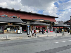 京都バスの清滝行きのバス停は嵐山駅前にあります。