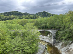 車で移動します。

タウシュベツ橋とほぼ同時期にできた第五音更川橋梁。
この橋は雪に埋もれないので、あまり傷んでないです。
