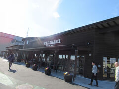 お昼になったので道の駅 和田浦WA O！へ

千葉出身の友達に勧められた『さんが焼き』を食べようと思いましたが行列で一時間近く待つようなので断念・・・