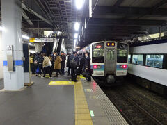 松本駅に到着。
かなりの客がここで入れ替わる。
乗務員も交代した模様。