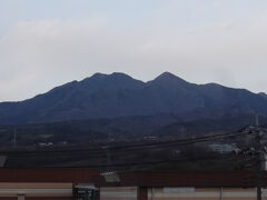 ７日昼すぎ出発
いつもの身延線から中央線に乗り換えですが、甲府じゃなく韮崎であずさに乗ると、500円以上安いので
駅からはみえるのは八ヶ岳じゃなく茅ヶ岳、八ヶ岳はこの左ですが、雲のなかでした