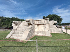 振り返って少し歩くと
鷲とジャガーの神殿があります
