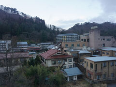 ●部屋から＠斎藤ホテル

ちょっとだけ空に青空が戻って来ました。
今から、お風呂に入って、夕飯に備えます。
