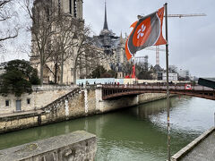 セーヌ川を左岸に戻って
ノートルダム大聖堂があるのはシテ島です

もう一本動画撮っていました
https://youtube.com/shorts/g76J3MBonXs?si=Ud_3KPbPKTuFQz77
BGMは木綿のハンカチーフ　藤井風