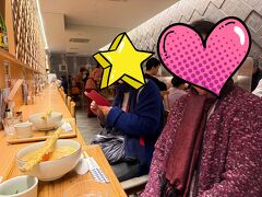 飛行機の出発がだいぶ遅れましたが、３人で楽しく話しているうちに到着。