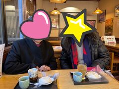 梅が枝餅を座って食べる店を探しました。