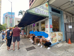 ホテルに戻った後、本日は早めにAloha Kitchenへ。

20人ぐらい並んでいます。
日本人はいなく（多分）、ほぼ欧米人です。