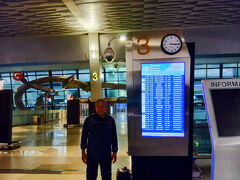 ジャカルタ　空港　まだ3：15です。
確か4：30　JALのチェックインだったと思います。
開始時間より早めにチェックインできました。
またJALのチェックインカウンターで荷物を預けに戻ってきました。
なぜかというとセキュリティチェックで
折りたたみ傘はいいけれど長い傘は
機内持ち込みはできませんと言われました。
今回の旅で10回以上乗りましたが傘は問題ありませんでした。
そんなことならもっとお土産を買ったり
調味料など液体物でも預けたのにと思いました。
帰国するときはお土産があるのでたいてい荷物を預けていました。
でも今回はお土産も少ないし預けなかったのです。
