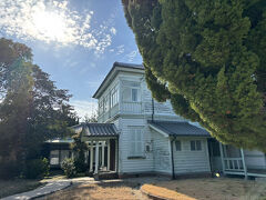 門が閉まっています。
中には入れません。

明治時代に建てられた洋館がみえます。