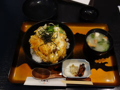 お昼は、さつま黒豚ヒレカツ丼を美味しく頂きました。
開店直後に訪れたのですぐに着席できましたが、その後は続々とお客さんが訪れて、店を出る頃にはほぼ満席になっていたので、かなりの人気店のようです。
