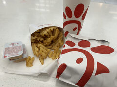 そしてまた日本人だらけのピンクラインに乗って、アラモアナまで。
Wolfgangは日本にもあるけど、Chick-fil-Aは日本にはないぞ！
ってことで、こちらでチキンサンドを。
ここのレモネードが好きなんだけど、甘い...