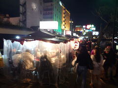 屋台街を歩いてみました。あまり日本人は多くなさそうですが、どのお店もたくさんお客さんが入っています。