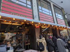 遅めのランチを食べることにしました。
せっかくオスロにいるので、おいしいシーフードを食べようという事になり、Googleで調べてFiskeriet Youngstorgetというレストランに行きました。
ここは地元の人や観光客にも人気のお店らしく、行列ができていました。
店内には持ち帰り用の魚屋さんも併設されており、ひっきりなしにお客さんが来ていました。
