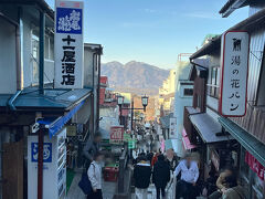 伊香保露天風呂を出て、ホテルに向かいます。石段街の一番上から下りていきます。観光客が多く、活気がありました。