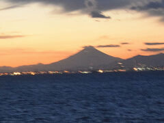 18時頃にアクアライン・海ほたるで休憩することになり海上のループ道路を回っていたら夕暮れの富士山がシルエットになっていました。旅の終わりに良い景色が見えました。