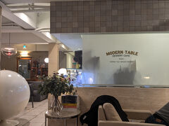 西面にはおしゃれなカフェがたくさんありますが・・・
雑居ビルにあるこちら。