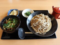 悩みに悩んだ結果、蕎麦にしました

蕎麦処 十割庵の米沢牛十割つけ蕎麦 1350円

つけ汁の中に米沢牛が入っています

ここでは米沢牛を食べるつもりでしたが丼ものは値段が高く、でも米沢牛を諦められなかったので蕎麦にしました