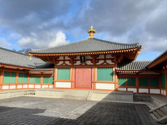 法隆寺大宝蔵院

大宝蔵院には「百済観音」や「玉虫厨子（たまむしのずし）」など，飛鳥文化を代表する美術作品が展示されています。

◆法隆寺大宝蔵院（1998年完成）
　◇法隆寺百済観音像（飛鳥時代，国宝）
　　［木造観世音菩薩立像（百済観音）］
　◇法隆寺玉虫厨子（飛鳥時代，国宝）
　　［玉蟲厨子］
https://www.horyuji.or.jp/garan/daihozoin/

杏仁形（アーマンド形）の目，古拙の笑み（アルカイック・スマイル）など，百済観音には他の飛鳥仏と共通する特徴もあります。

しかし，水瓶（すいびょう）を軽やかに手にし，すらりとした長身の百済観音は，華奢ではあるけれども微かな丸みを帯びた肉付き，その優しく柔和な表情も相俟って，止利の「釈迦三尊像」や後述する「救世観音」とも，かなり異質な印象を与えます。

また，「百済観音」は正面からだけではなく，側面観が強く意識された仏像です。法隆寺大宝蔵院では，百済観音を側面からも十分に鑑賞できるよう配慮されています。