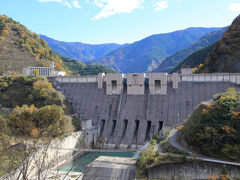 こちらは長島ダムですね。
堰堤を真正面から見ることが出来ます。
下の方にしぶき橋が架かっているのも見えます。