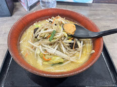 またまた山形駅に戻り、夫の希望でランチはラーメン。
行こうと思ったところが定休日で駅近の「ラーメン渓流」に入りました。
味噌ラーメンはピリ辛でお野菜たっぷり。