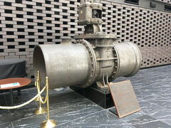 新宿住友ビルの中に入ると、東京水道発祥の地の遺構がありました。
旧淀橋浄水場の蝶型弁とのことです。
