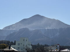 武甲山
秩父市と横瀬町の境界に位置する山である。 秩父盆地の南側にあり、標高は1,304メートル。 日本二百名山の一つに数えられています。武甲山産の石灰は純度が高く良質とされ、セメントの主材料に用いられます。山を削り、採掘しています。