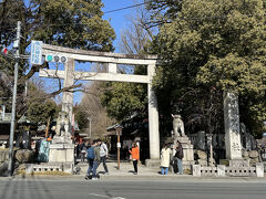 ミッション３．秩父神社の彫刻「お元気三猿」を眺めよ
秩父神社・正面入口
秩父ウイスキー祭りの前日なので、さほど混んでいません。