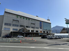 地場産業センター
ここには、秩父鉄道・秩父駅駅舎も入っています。ここも、また手前の大テントも秩父ウイスキー会場となっています。
