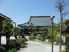 札所第七番法長寺の本堂は、江戸の科学者「平賀源内」の設計によるものと伝えられ、秩父札所の中で一番大きい建物（本堂）です。