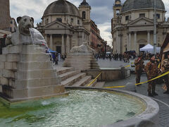 双子教会と広場中心のオベリスクの噴水。