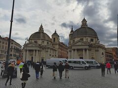 １７世紀に建設された２つの教会、サンタ・マリア・イン・モンテサント教会とサンタ・マリア・デイ・ミラーコリ教会。