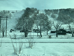 駅前にはスキー場。
まだ雪が少ないのか、営業してなさそう。