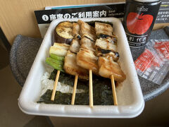 駅前でやきとり弁当買って乗り込む。