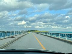 池間大橋を通過

青い海にも慣れてきてあまり感動しなくなってきたかも