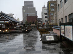 そして北の庄城址・柴田公園に到着。
南側の広い道路に面した入口です。

福井駅からは南西に徒歩で8分位、現在の福井城の南側の場所にあります。