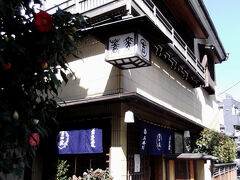 そば会席　吉田家

趣のある建物です。
ずっと前にこの建物の写真を撮っていたら、元タクシードライバーと言うおっちゃんに話しかけられて、ここの蕎麦は本当に美味い！
とおっしゃっていました。

ここもお店の外に待ちの行列ができるお店ですが、この時は待ちが無かった！
でも寄っていない。。

