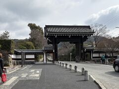 ランチのためにお腹を空かせるべく散歩します。

徒歩10分ほどのところにある、金戒光明寺。