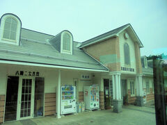 1時間ほどで荒砥駅に到着。
ここはフラワー長井線の終点駅。車窓からは上手く写真が撮れませんでしたが車庫らしき所？が駅のそばに見えました。
ここまで来たら長井はもうすぐ。