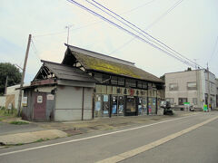 鍋屋本店

ここは事前チェックはしていなかったのですが目的地までの道中でかやぶき屋根のこの建物が風情あって写真を撮りました。
明治33年（1900）頃建てられた国登録有形文化財。今も現役の金物屋さん。