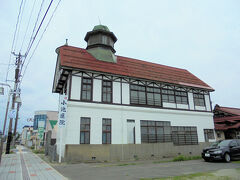 旧小池医院

八角形の塔とティンバー様式が象徴的
1931（昭和6）年建設。木造2階建ての病室、診療室、住宅を兼ねた建物。