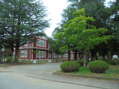 旧 長井小学校 第一校舎

国登録有形文化財
昭和8年(1933年)建築

現在は「学び」と「交流」の拠点として、展示室やフリースペースとして使われています。なので中にも入れるのですが、電車の時間が気になったので外観だけ写真を収め駅へ引き返しました。