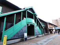 カピタン部屋
〝 商館長のことを日本ではカピタンと呼んでいました。このカピタン部屋は非常に大きな建築物で、商館長の住いであると同時に、商館事務所やお客をもてなす場としての機能する出島を代表する建物でした。・・・”