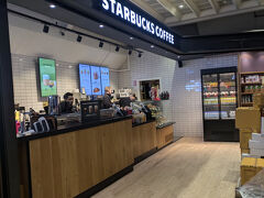 ショッピング後はオスロ中央駅まで歩き、スターバックスで休憩。
オスロ中央駅はコンビニやカフェもあるので、休憩にはちょうどいいですね。