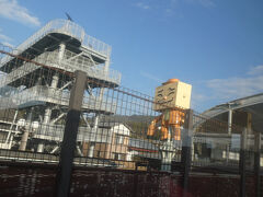 次は伊尾木（いおき）駅。
これしか撮れていませんが、巨大な？駅キャラクター。
映画「男はつらいよ」の舞台となることとなった（ただし、主演たる渥美清さんの死去で製作されなかった）ことにちなんだ「いおき　トラオくん」だそうです。