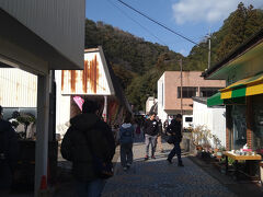 秋芳洞は子供のころに来たきりでしたが、ほとんど変わっていないのだろうなと思わせる、昭和レトロな雰囲気でした。閉まっている店も多かったです。人通りはそこそこ多かったので、再生頑張ってほしいです。
そういえば、大理石の置物とか、文鎮とか、覚えていませんがここで買ったと思しきものを持っていたような。。