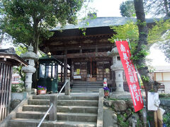 秩父札所三十四観音霊場巡りは、札所17番定林寺からスタートです。
こちらは山門はなく、路地から石段を上ればすぐ本堂です。